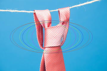 Corbata, nudo de corbata, corbata sobre fondo liso, corbata en una cuerda y sujeta por pinzas de...