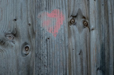 Kreideherzchen auf Klotür