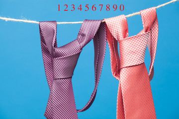 Corbata y el nudo de la corbata, colgadas de una cuerda y sujetos por unas pinzas de madera de las...