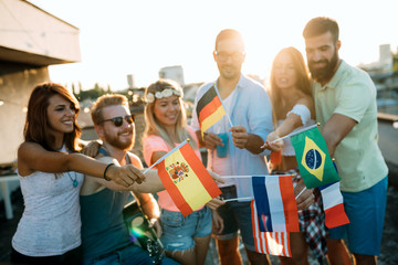 Obraz premium Friends of different culutres having fun, promoting peace without racial prejudices