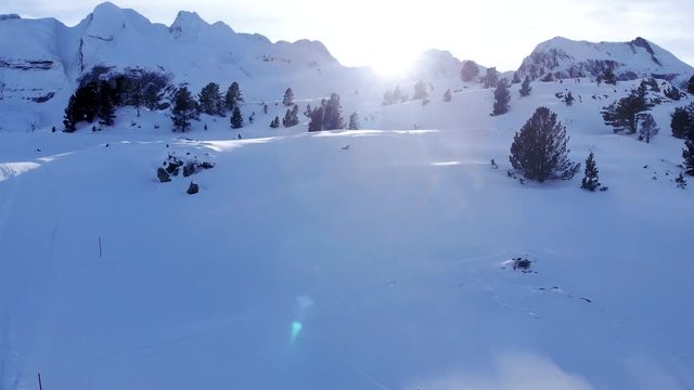 Schneegebirge mit Sonnenschein