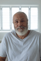 Obraz premium Man looking serious inside a white room