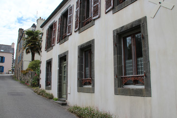 Fototapeta na wymiar street and house in landévennec (brittany - france)