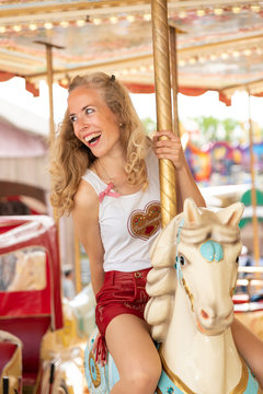 Sch&ouml;ne Frau f&auml;hrt auf dem Volksfest Karussell
