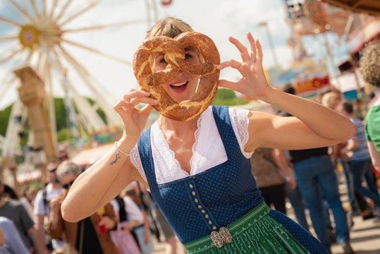 Frau in Tracht mit Breze auf der Dult