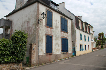 Fototapeta na wymiar street and houses in landévennec (brittany - france)