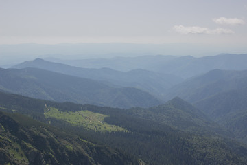 Obraz premium Trekking in the Carpathians, Hike to the border between Ukraine and Romania from Pop Ivan Marmarassky to Pop Ivan Chernogorsky.