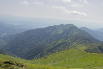 Fototapeta premium Trekking in the Carpathians, Hike to the border between Ukraine and Romania from Pop Ivan Marmarassky to Pop Ivan Chernogorsky.