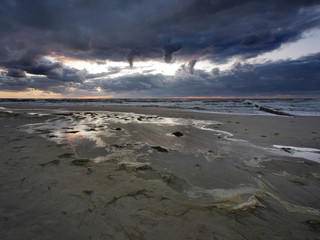 Morze zachód słońca - Dziwnówek Dziwnowo Plaża po sztormie