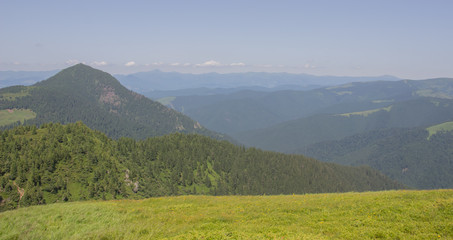 Obraz premium Trekking in the Carpathians, Hike to the border between Ukraine and Romania from Pop Ivan Marmarassky to Pop Ivan Chernogorsky.