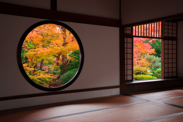 京都　源光庵の紅葉　悟りの窓と迷いの窓　