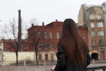 Fototapeta na wymiar young woman in the city