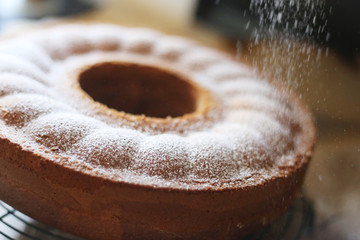 Marmorkuchen -Runder Kuchen mit Puderzucker