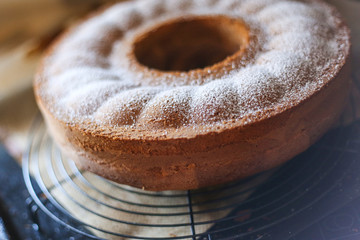 Marmorkuchen -Runder Kuchen mit Puderzucker