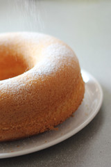 Runder Kuchen mit Puderzucker - Eierlikörkuchen