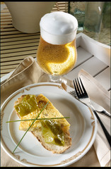 cerveza y aperitivo  de tortilla de patata. beer and potato omelette appetizer.