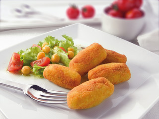 CROQUETAS DE PERDIZ CON ENSALADA DE GARBANZOS. PARTRIDGE CROQUETTES WITH CHICKPEA SALAD.
