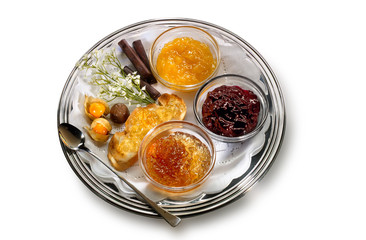 Mermeladas con pan en bandeja.  Jams with bread on a tray.
