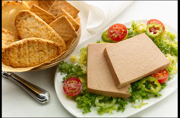 PATE DE OCA con cesta de pan tostado.  GOOSE PATE with toast basket © preysler