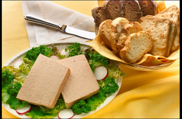 foie oca con cesta de pan tostado. foie goose with toasted bread basket © preysler