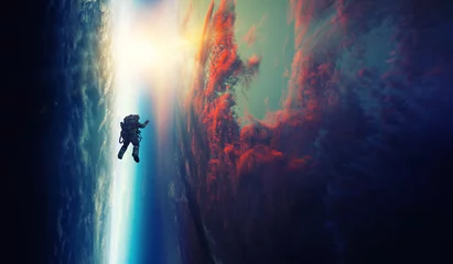 Raumfahrer und Planet, Mensch im Weltraumkonzept © Sergey Nivens