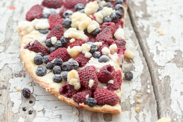 Summer tart with blueberries and raspberries 