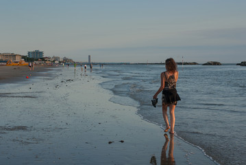  persona cammina verso il mare all'alba