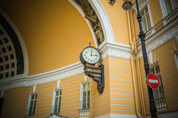 Fototapeta na wymiar Clock in the arch of the Winter Palace in St. Petersburg