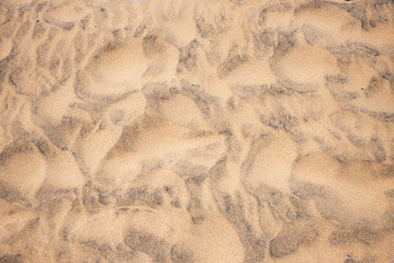 Fototapeta na wymiar gerippelter Sandstrand Hintergrund mit Staub und Dellen