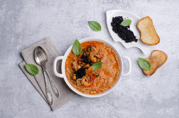 Red lentils with fried seafood