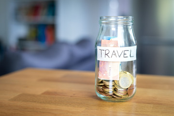 Frasco/Mealheiro com a etiqueta 