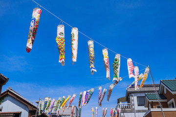 鯉のぼりが泳ぐ川越の商店街の風景