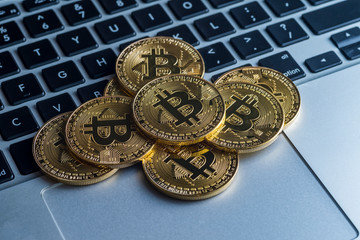 ノートPCの上に積まれた仮想通貨のイメージ