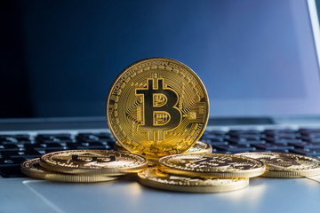 ノートPCの上に積まれた仮想通貨のイメージ