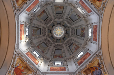 Fototapeta na wymiar Dome in Salzburg cathedral 