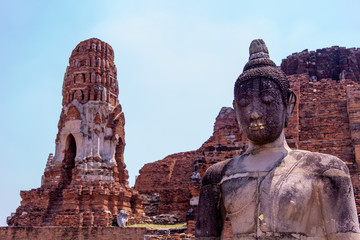 Estatua de Buda en un árbol. Tailandia y budismo. Religión y cultura.