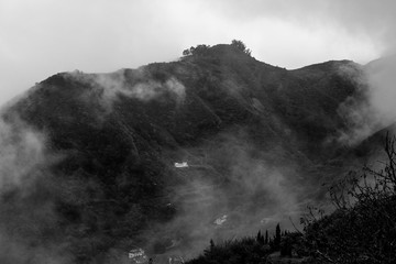 paisaje en blanco y negro de montañas. Casas aisladas. Canarias, España