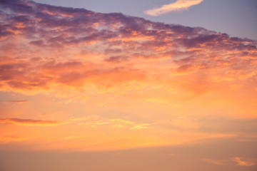 Fototapeta premium Piękny, złocisty zachód słońca nad polem rzepakowym na Łotwie w północnej Europie. Wieczorne światło na wsi.