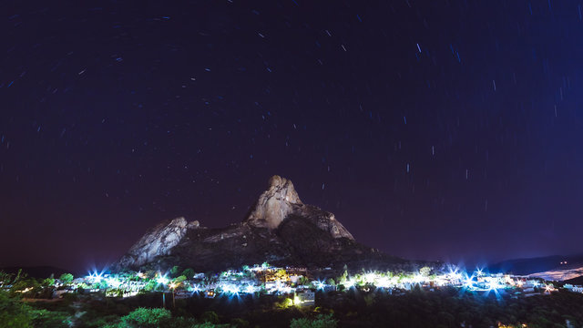 Pe&ntilde;a de Bernal en madrugada