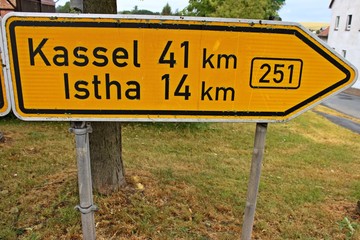 Wegweiser nach Kassel und Istha
