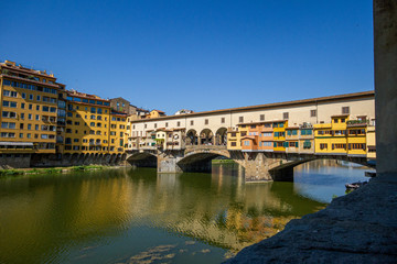 Fototapeta na wymiar ponte vecchio in florence with reflection in water