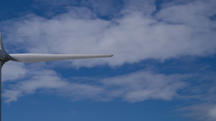 Fototapeta na wymiar 풍력발전기와 푸른 하늘
