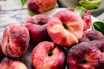 Reife und saftige Pfirsiche auf dem hellem tisch mit frischem Saft im Hintergrund