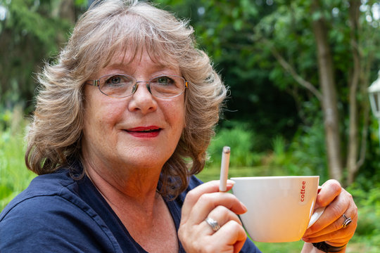 Blonde Frau raucht eine Zigarette zur Entspannung