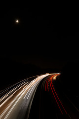 Mond über der Autobahn bei Nacht