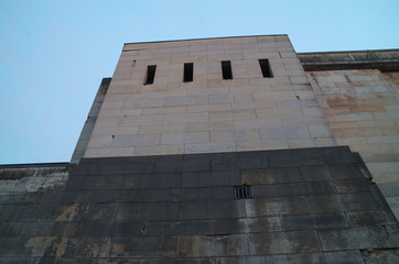 Monumentaler Turm der Steintrib&uuml;ne