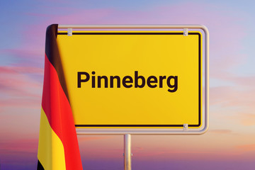 Pinneberg. Gelbes Schild/Ortsschild. Flagge von Deutschland hängt darüber. Himmel mit Sonnenuntergang oder Sonnenaufgang