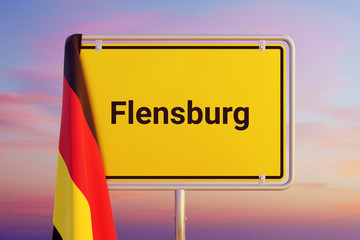 Flensburg. Gelbes Schild/Ortsschild. Flagge von Deutschland hängt darüber. Himmel mit Sonnenuntergang oder Sonnenaufgang