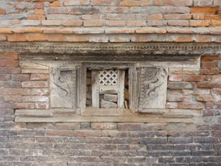 tradycyjny bogato zdobiony detal architektoniczny na starym budynku w nepalu