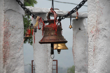 wiszące stare zdobione dzwonki modlitewne w nepalu - obrazy, fototapety, plakaty